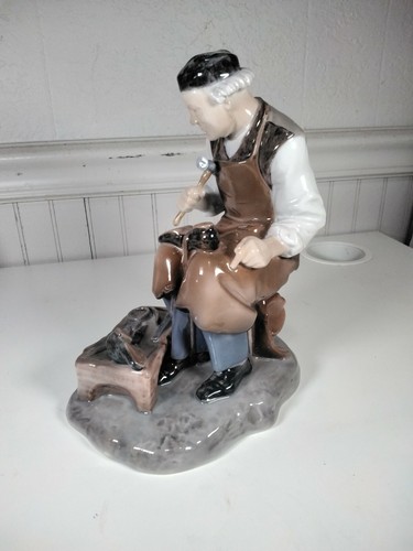 BING GRONDAHL Copenhagen shoe Repair Figurine design by Axel Locher - Picture 3 of 7