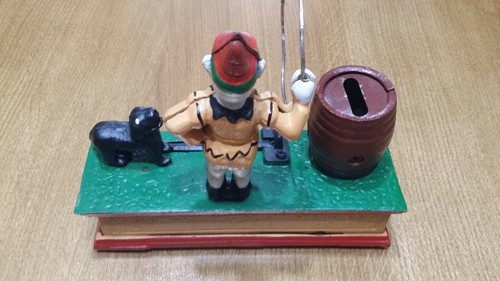 Antico salvadanaio in ghisa Trick dog Clown meccanico vintage da collezione  - Foto 6 di 7