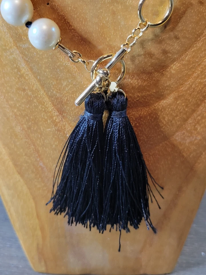 Colar de borla preta pérola falsa Kate Spade New York com fecho alternador - Imagem 2 de 4