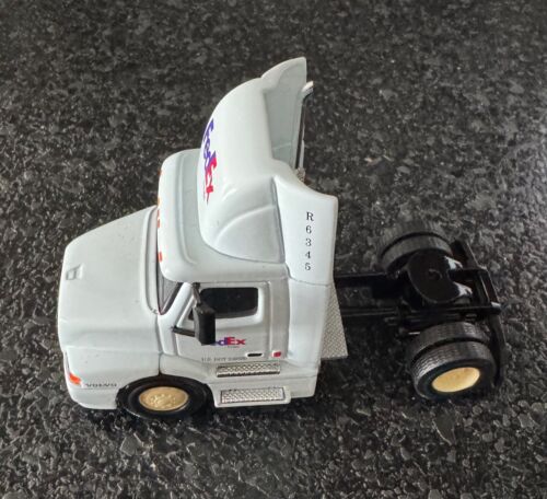 FedEx Freight Volvo 610 PEM 1:64 M77113 Die Cast Semi Tractor Trailers W/Box - Picture 6 of 12