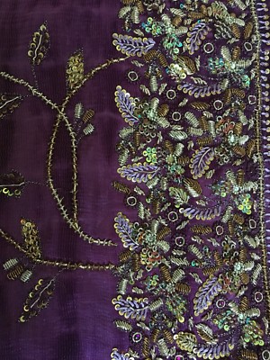 lila Batik Effekt Sari mit schöner Stickerei & Sequenz