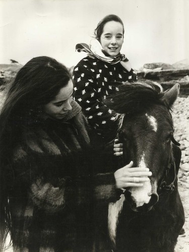 GERALDINE CHAPLIN & SISTER Original Vintage Photo 1963 CANDID with Caption