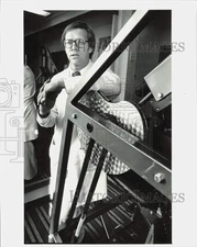 1982 Press Photo Charlotte orthopedist Dr. Joe Estwanik at his office