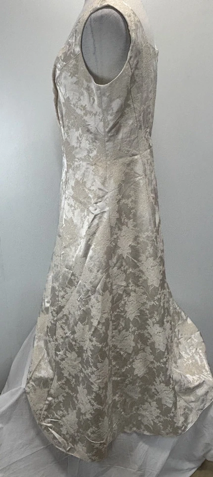 Vestido de Noiva Vintage Anos 90 Scott McClintock Marfim e Ouro Brocado Princesa - Tamanho 14W - Imagem 2 de 4