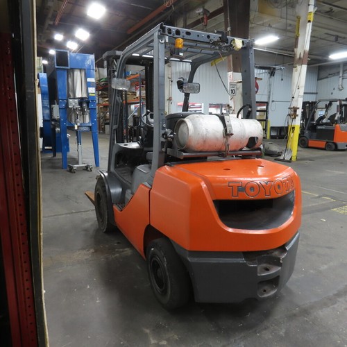 Toyota 8FGU30 6000LB Pneumatic Forklift LP Gas Forklift 187" Lift 5" x 60" Forks - Picture 5 of 23