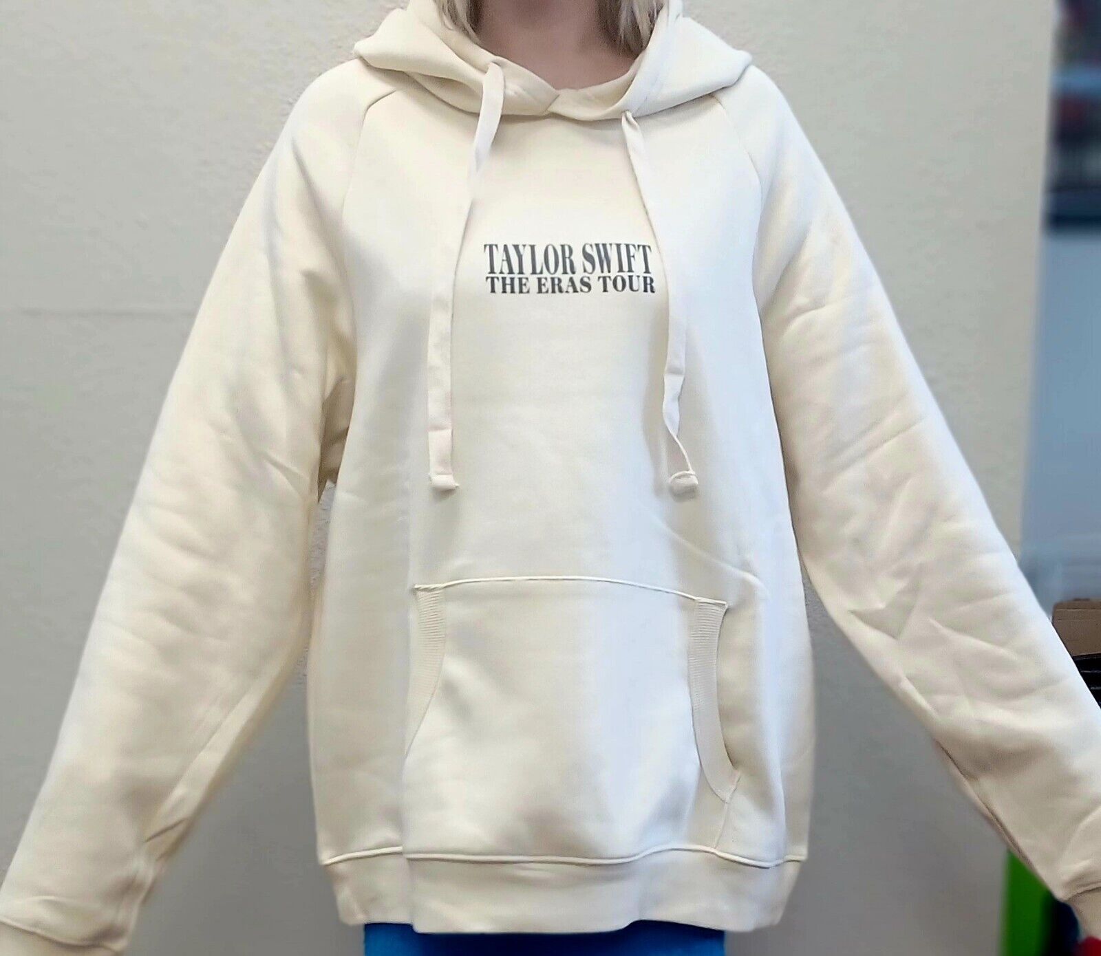 TAYLOR SWIFT THE ERAS TOUR BEIGE HOODIE – Accesorios-Mexicali