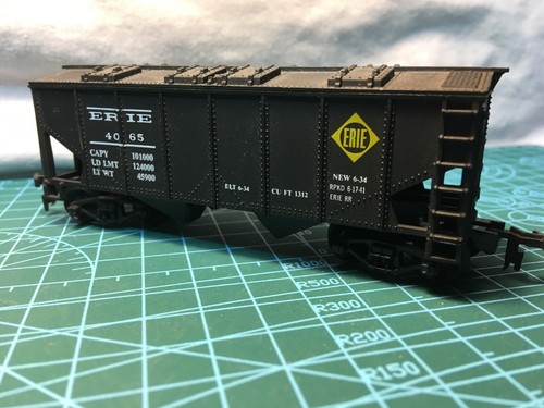 2 bay Covered Hopper HO Erie - Picture 3 of 6