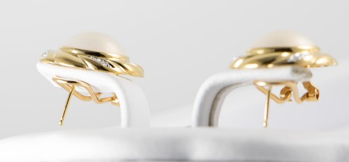 14K Cultured Mabe Pearl Earrings with Omega Backs and Diamonds - Bild 11 von 12