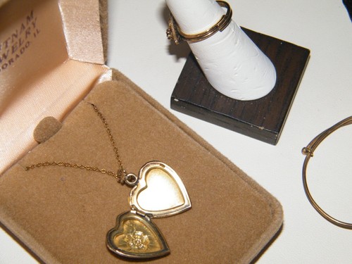 10 Teile VIKTORIANISCHES ATQ SCHMUCK KONVOLUT GF J.M.F. & Co Armreif ~ D of P/D of H Pin ~ Zigarettenetui - Bild 9 von 20