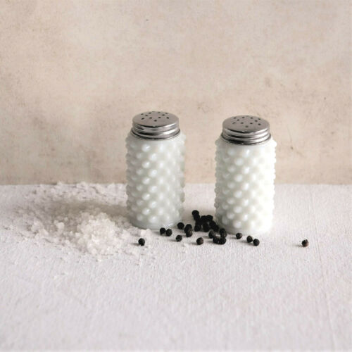 Nuevo Juego de 2 Cocteleras de Sal y Pimienta Hobnail Blanco Vidrio Leche Fenton-Reproducción