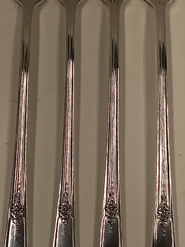 (4) QUEEN BESS II Cocktail Seafood Forks Oneida Community Tudor Silver Plate - Picture 4 of 8