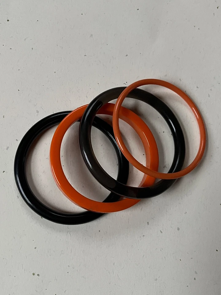 Lote de pulseras brazaletes de plástico cosecha Halloween negro y naranja - todas están casi Foto 2 de 4