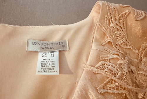 London Times S/L Kleid elegant m. Spitzenbesatz V-Ausschnitt Stufen rosa Gr. 18 W Braut Neu mit Etikett - Bild 8 von 8