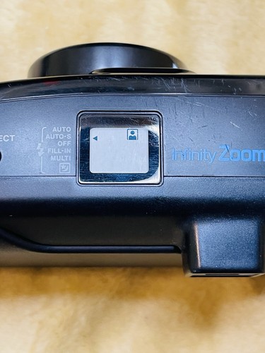 Cámara flash Olympus Infinity Zoom 76 AF de colección 35 mm negra probada con película funcionando - Imagen 12 de 13