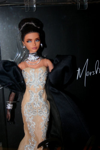 Barbie Signature Styles By Design Barbie Doll/Linda Kyaw - Nuova con scatola con spedizioniere - Foto 3 di 8