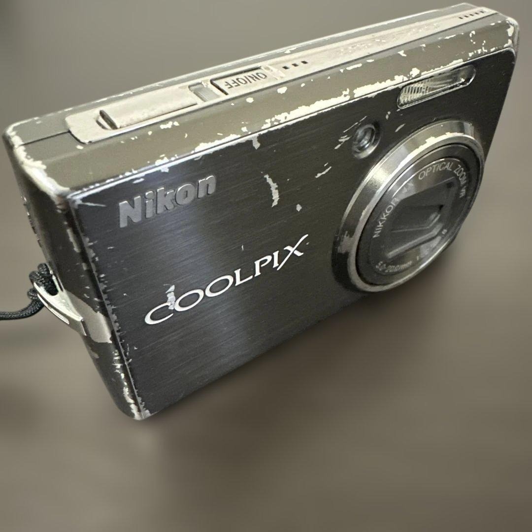 Nikon COOLPIX S600 Digital Camera Gray w/ Charger Strap