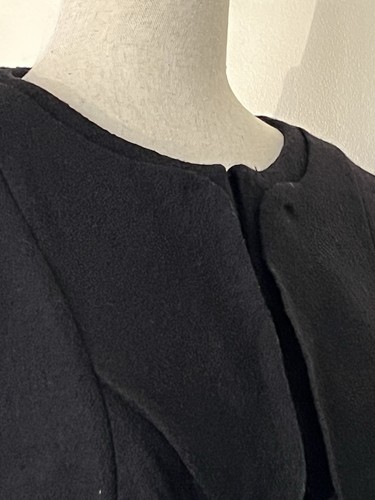 Kate Hill maßgeschneiderte schwarze Wollstrickjacke mit Rüschen vorne, Hakenverschluss Größe Small - Bild 11 von 15