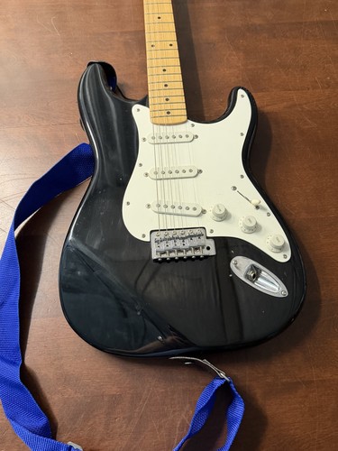 Guitarra Eléctrica Fender Stratocaster Hecha en Corea Serie Squire Negra con Estuche - Imagen 2 de 17