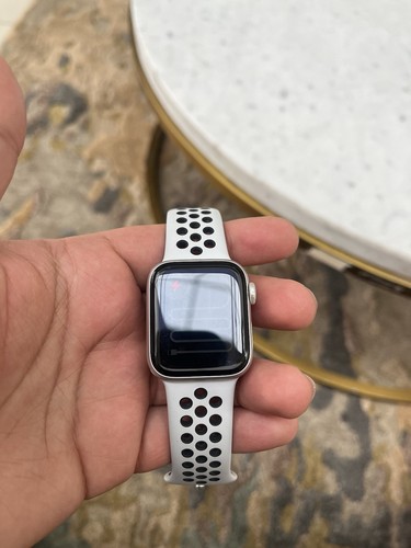 Apple Apple Watch Series 5 Nike - 40mm Silver Aluminum - GPS (Read Description) - Photo 3 sur 9