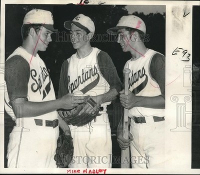 1969 Press Photo Mike Hadley goes over mound strategy for Tuesday's playoff.