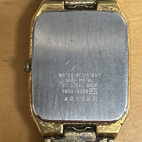 Reloj Seiko Tank Hombre 28mm Esfera Champagne Tono Dorado Fecha Día 7n33-5028 Batería Nueva - Imagen 4 de 4