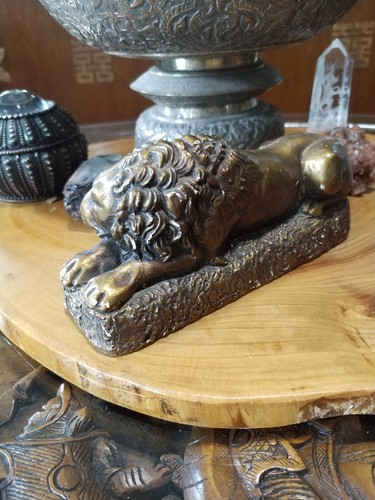 Antica statuina leone reclinabile in gesso dipinto oro vintage anni 20 - Foto 4 di 7