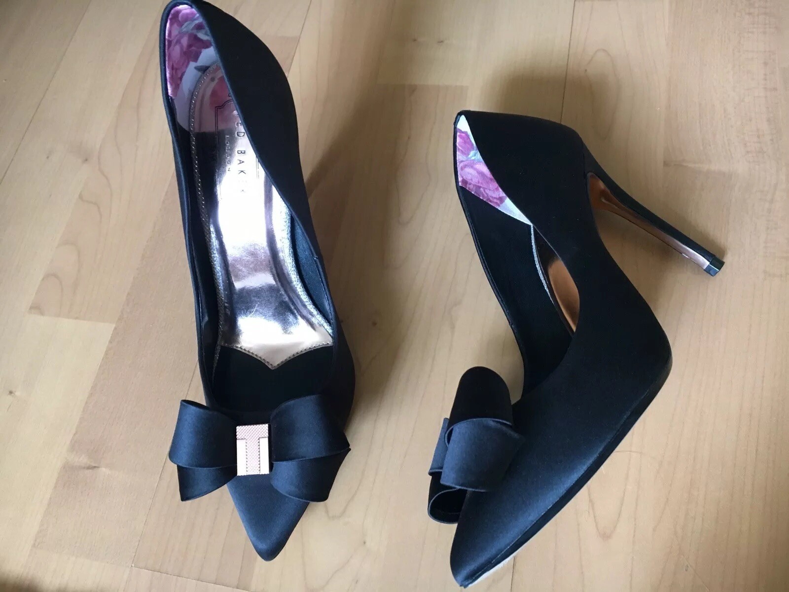 Ted Baker Black Black Black Satin shoes Size 5 38 pink gold Tip & Bow High Back BnwoB fa6345 Ted Baker Black Black Black Satin shoes Size 5 38 pink gold Tip & Bow High Back BnwoB fa6345