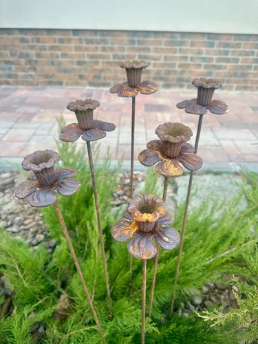 Rusty Metal Narcissus Set of 6, Rustic Bell-Shaped Flower Décor - Picture 5 of 9