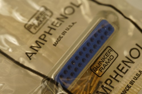 Amphenol 17-10250-1 D-Sub Receptacle Connector 25-Position w/ Contacts - New OS - Picture 3 of 5
