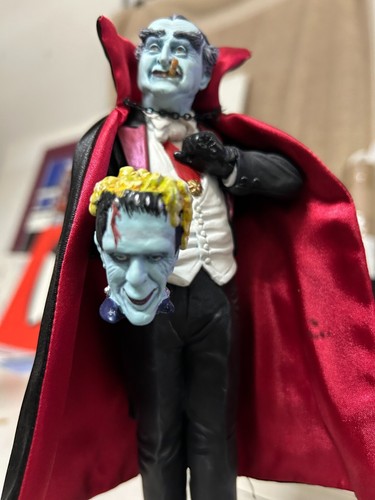 ESTATUA DEL ABUELO MUNSTER 1:8 CONSTRUCCIÓN PROFESIONAL Y PINTURA Escultura detallada HERMAN - Imagen 2 de 6