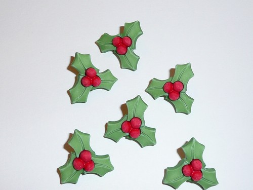 Holiday Christmas Holly Buttons 3D Realistic Shank Buttons (6) 1" Green & Red - Picture 4 of 4