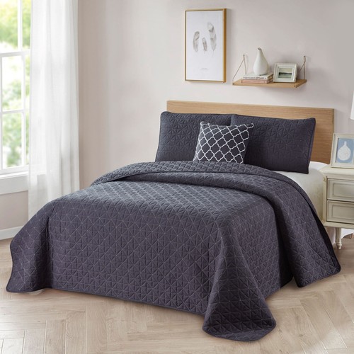 Bibb Home 4-teiliges festes Wende-Quilt-Set mit besticktem Kissen