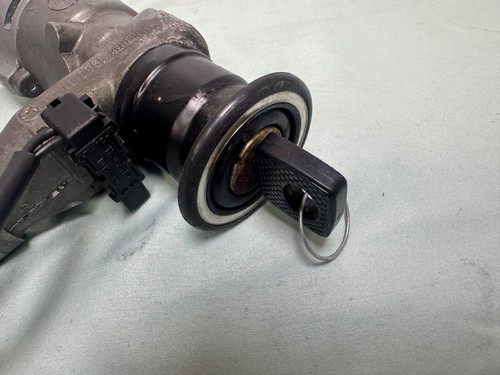 READ 1988 Mercedes 190E W201 Ignition Switch w/ Key - Picture 3 of 13