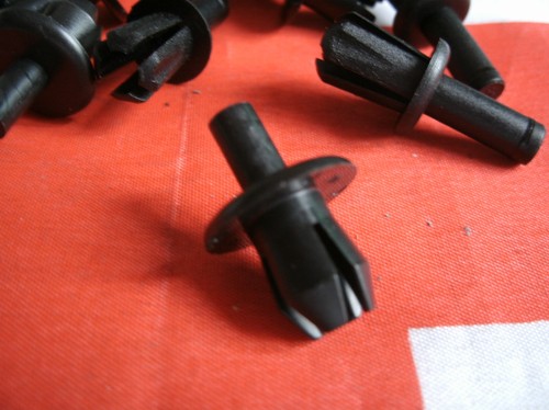 Classic Range Rover plastic plugs for the Outer sill Covers One Side. - Picture 4 of 4