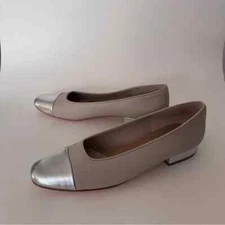 VANELi Frankie Wmns Slip On leather beige w silver toe and heel Sz9 runs small