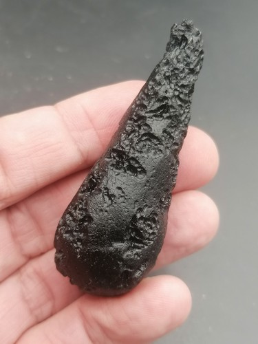 Schöner Tektit Indochinit Tropfen 32,52g / 6,5 cm Meteorit Einschlagglas COA - Bild 1 von 12