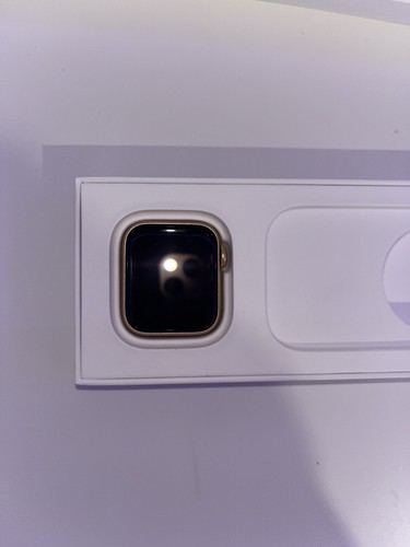 Apple Watch SE 40mm Gold Aluminium Case with Starlight Sport Band (GPS) - Picture 3 of 13