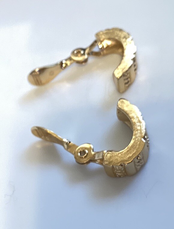 Vtg Monet Signed Textured Gold Tone Retro Chic Glamour Fashion Runway Earrings