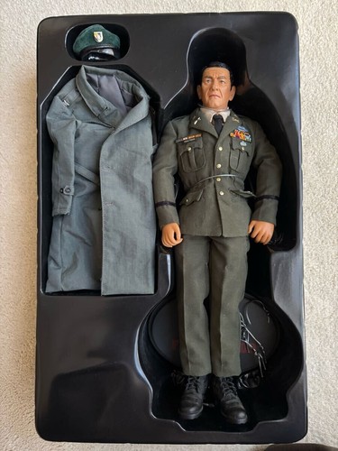 Hot Toys 1/6th Scale Rambo First Blood Colonel Samuel Trautman MMS07 USED - Picture 2 of 2