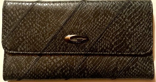 CARTERA/SOPORTE PARA CHEQUERA GUESS VINTAGE DE CUERO NEGRO Y GRIS EN RELIEVE TRIPLE PARA MUJER - Imagen 1 de 4