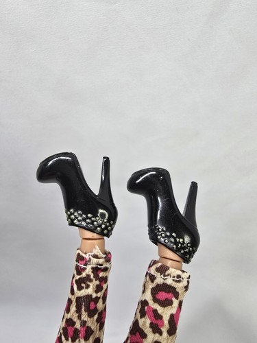 BRATZ 2011 ROCK GLOW IN THE DARK YASMIN With Original Outfit And Accessories  - Picture 11 of 11