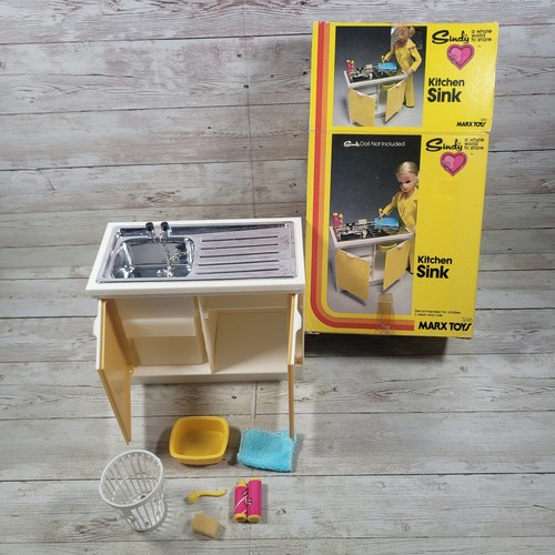 Vintage Sindy Puppenküche Spüle Marx Toys 1246 mit Zubehör kostenloser Versand  - Bild 1 von 17