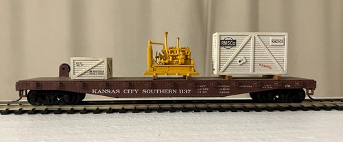 Coche plano Athearn HO 50' con 3 cargas - KCS 1137 - juegos de ruedas de metal y acopladores Kadee | Condition: Used