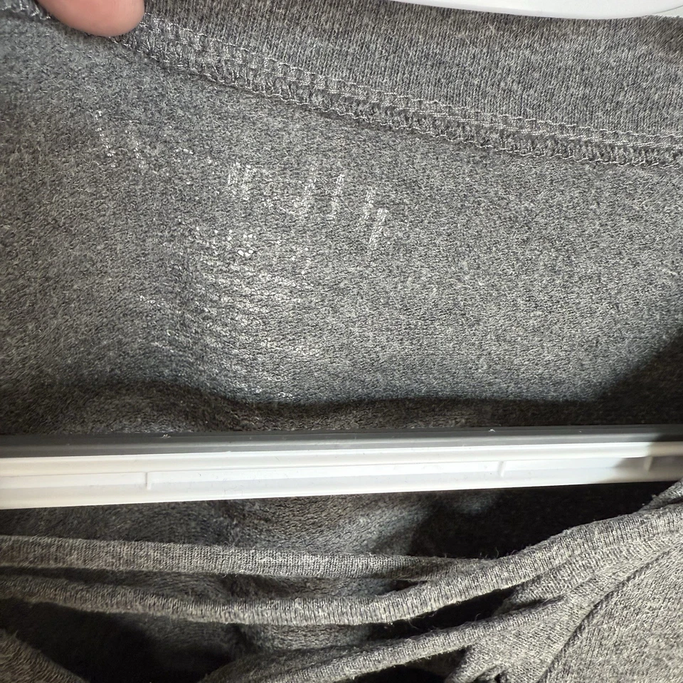 Suéter cinza gola V com flores roxas e caveira tamanho 2X/3X - Imagem 2 de 4