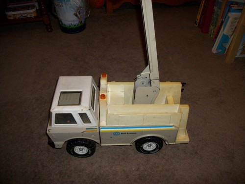 1978 TONKA BELL SYSTEM UTILITY TELEPHONE BUCKET TRUCK 18” W/ MAN INSIDE - Picture 8 of 11