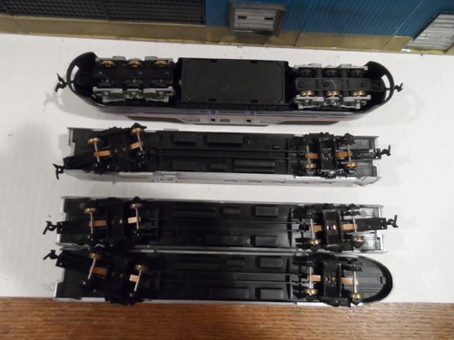 TYCO/LIFE LIKE HO SCALE AMTRAK GG-1 LOCOMOTIVE WITH 3 PASSENGER CARS - Picture 3 of 3