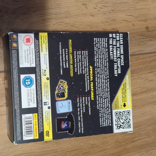 Family Guy - Its A Trap (Ltd Edition Blu-ray) with Sealed T-Shirt and Cards - Picture 2 of 4
