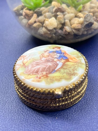 Vintage hand-painted signed Fragonard porcelain cameo trinket box - Picture 2 of 7