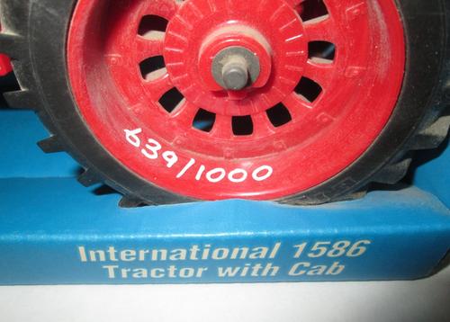 ERTL International 1586 Tractor 1:16 Nebraska Huskers Limited Edition - Picture 2 of 5