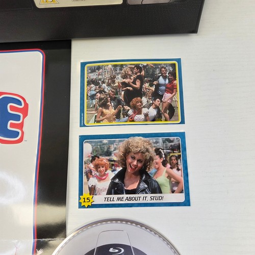 Grease 1978 Blu-ray & DVD + Poster Stricker & Card VHS Style - Picture 3 of 8